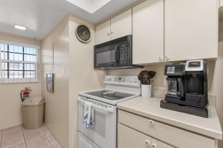 209 - Comfortable condo with view of pool and ocean - 7