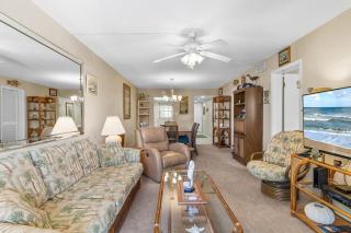 209 - Comfortable condo with view of pool and ocean - 9