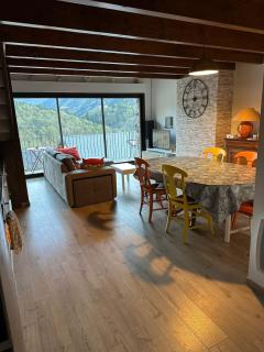 Duplex with spectacular mountain views for 8 - 9