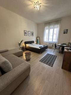 Deri Hangout Base by Downtown - 3