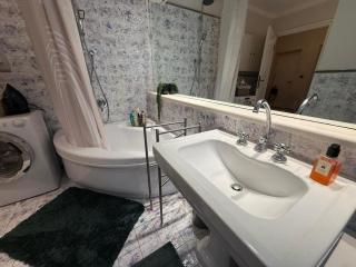 Stylish 3-Bedroom Apartment in Prestigious Florence - 8