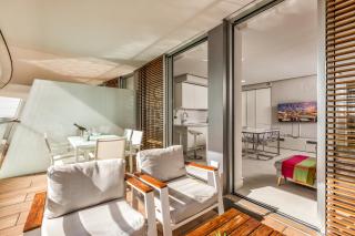 Front line beach apartment in The Edge with sea views - 7