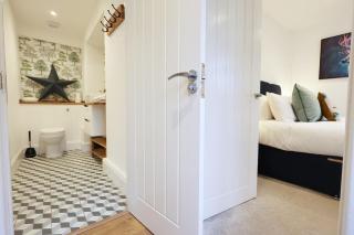 Little Gem in the Forest of Dean! Hot tub, Private garden, Dog Friendly, Smart TVs and Beautiful Historic Village Location! - 2