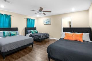 Entire Home by Downtown, NRG, Med Center, Hobby AP - 2