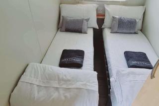 3-Bed Cabin Sleeps 6 with Pool & 5 mins to Beach - 9