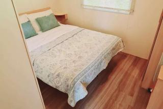 3-Bed Cabin Sleeps 6 with Pool & 5 mins to Beach - 8