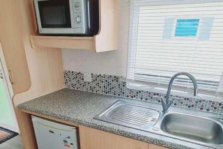 3-Bed Cabin Sleeps 6 with Pool & 5 mins to Beach - 6