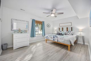 Pet Friendly, 3Br 2Ba Bungalow next to Beach - 6