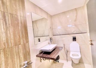 M S HOTEL PREMIUM Near Mahakal Temple And Railway Station - Air Conditioned hotel, LIFT And WIFI - A Top Premium Hotel - 4