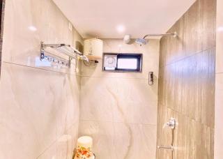 M S HOTEL PREMIUM Near Mahakal Temple And Railway Station - Air Conditioned hotel, LIFT And WIFI - A Top Premium Hotel - 5