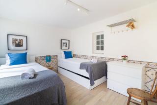 Diario de Noticias by Central Hill Apartments - 5