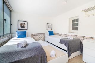 Diario de Noticias by Central Hill Apartments - 4