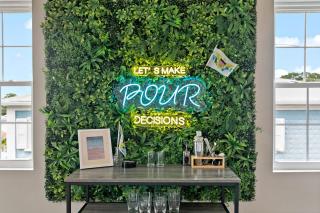 The Queen's Quarters - King Bed - AC - Walkable - 9