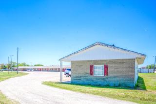 Green Acre Motel by OYO Near Rush County Airport - 8