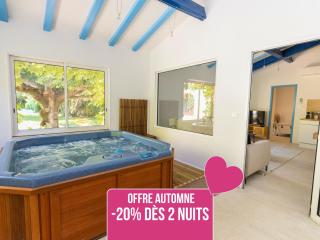 Escapade romantique - Idéal couples et petites familles - Jacuzzi privatif - 15min Parc Spirou - Nocturnes les 25, 30, 31 octobre et le 1er novembre - Jardin - 15min Avignon - Parking privé gratuit - Charme provençal - Bédarrides - 0