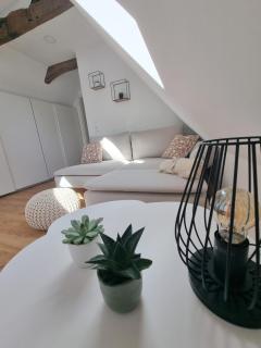 Lichtdurchflutete Dachgeschosswohnung mit Charme - 0