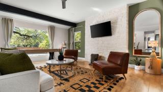 10 Min to Downtown - Modern 4BR Oasis - Yard Games - 1