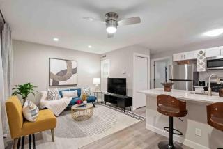 Steps away from Downtown Restaurants and Bars - King Bed - 8