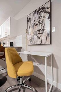 Steps away from Downtown Restaurants and Bars - King Bed - 7