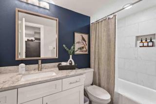 Steps away from Downtown Restaurants and Bars - King Bed - 6