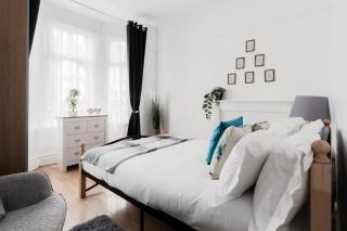 4 Bed House - Sleeps 8 - Garden Pets Wifi - 7