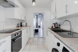 4 Bed House - Sleeps 8 - Garden Pets Wifi - 5