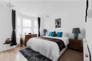 4 Bed House - Sleeps 8 - Garden Pets Wifi - 0
