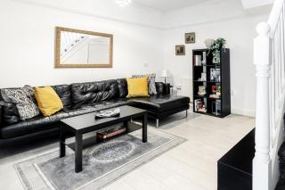 4 Bed House - Sleeps 8 - Garden Pets Wifi - 4