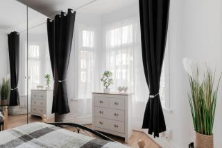 4 Bed House - Sleeps 8 - Garden Pets Wifi - 3
