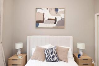 1 Bed in the heart of Grassmarket with Castle Views - 2