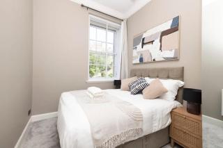 1 bed in heart of Old Town with Castle Views - 3