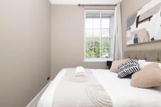 1 bed in heart of Old Town with Castle Views - 1