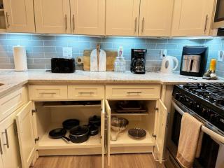 Peaceful Downtown Stay Near Restaurants - 9