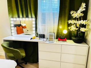 Peaceful Downtown Stay Near Restaurants - 4