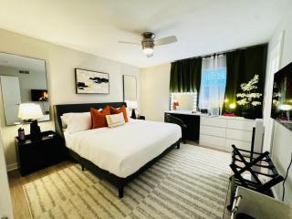 Peaceful Downtown Stay Near Restaurants - 3