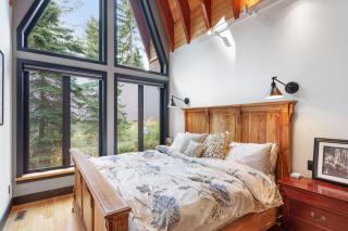 Luxury Whistler 6BR Chalet, Hot Tub and Music Loft - 9