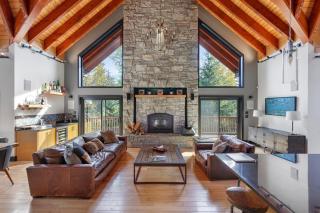 Luxury Whistler 6BR Chalet, Hot Tub and Music Loft - 8
