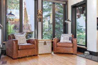 Luxury Whistler 6BR Chalet, Hot Tub and Music Loft - 4