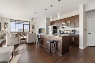 Luxurious Downtown Corner Views 2 bed 2bath 61 - 8