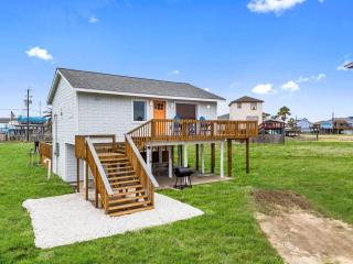 Classic, Cozy Bungalow With Large Deck Near Beach - 9