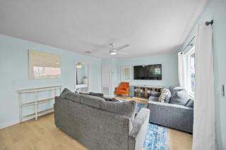 Classic, Cozy Bungalow With Large Deck Near Beach - 6