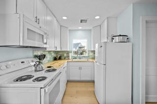 Classic, Cozy Bungalow With Large Deck Near Beach - 4