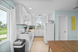 Classic, Cozy Bungalow With Large Deck Near Beach - 2