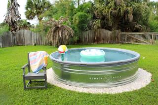 Texas vacation home with huge yard and pool, close to beach - 9