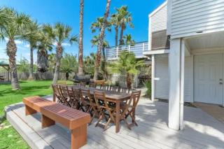 Texas vacation home with huge yard and pool, close to beach - 1