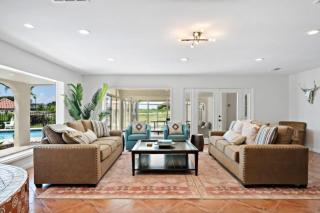 Huge, spacious villa with private pool and game room on 5 acres - 8
