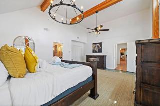 Huge, spacious villa with private pool and game room on 5 acres - Galveston - 1