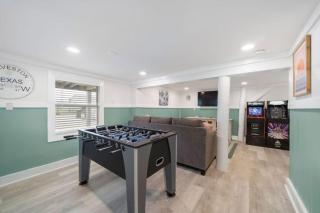 Home with fire pit, large deck, game room and close to the beach - 0