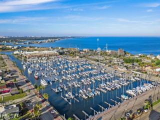 Cozy cottage in the heart of Kemah close to the boardwalk and bay - 6