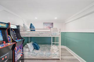 Home with fire pit, large deck, game room and close to the beach - 9